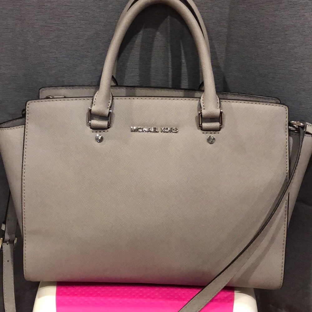 Grey Michael Kors Shoulder Bag.